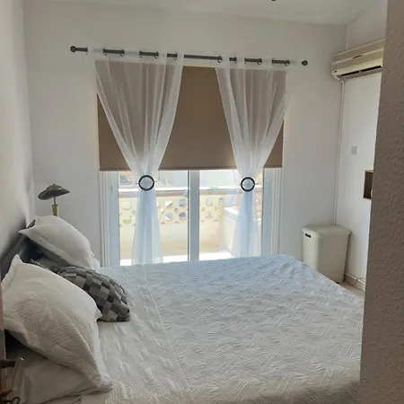 Bar Street Apartment *